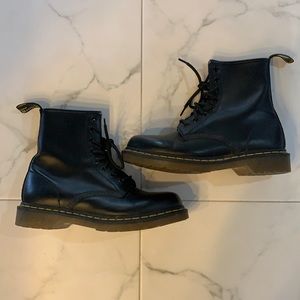 Dr. Marten 1460 smooth leather lace up boots